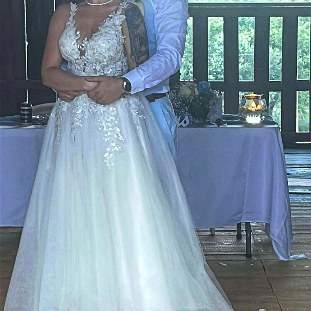 Elegant White Lace Wedding Dress